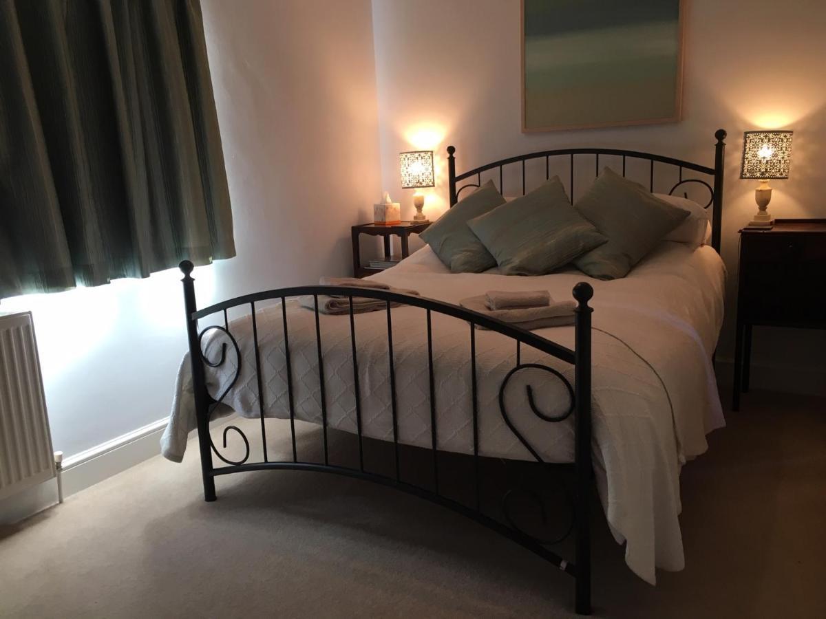 5 Charlton Mill Way B&B Chichester Room photo